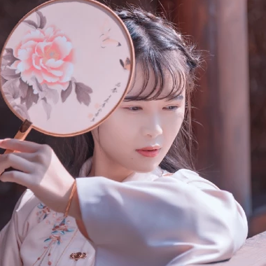 油紙傘下清新文藝女生頭像，唯美古風真人頭像