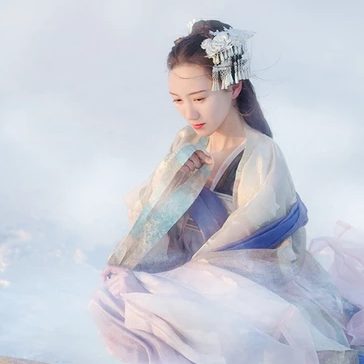 翩翩起舞帶傘女生頭像，唯美古風(fēng)真人頭像
