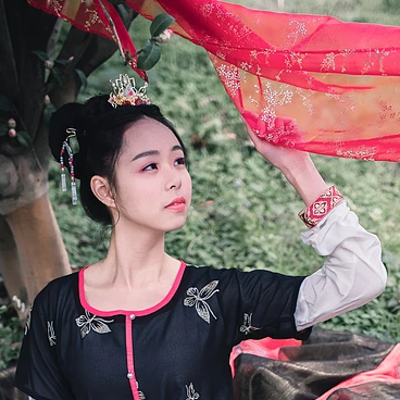 山茶花帶折扇女生頭像，唯美古風真人頭像