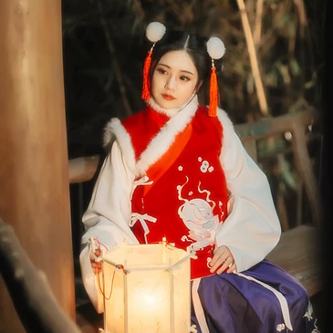 新春吉祥拿福女生頭像，蓮花燈唯美古風頭像