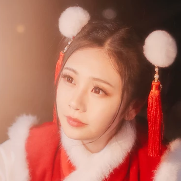 新春吉祥拿福女生頭像，蓮花燈唯美古風頭像