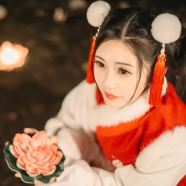 新春吉祥拿福女生頭像，蓮花燈唯美古風頭像