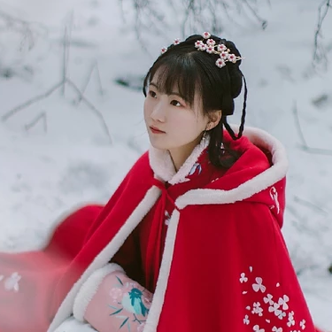冰雪天地紅衣女生頭像，唯美古風真人頭像