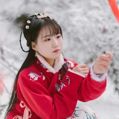 冰雪天地紅衣女生頭像，唯美古風真人頭像