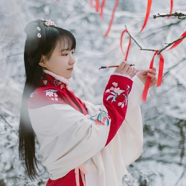 冰雪天地紅衣女生頭像，唯美古風真人頭像