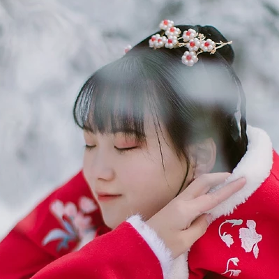 冰雪天地紅衣女生頭像，唯美古風真人頭像