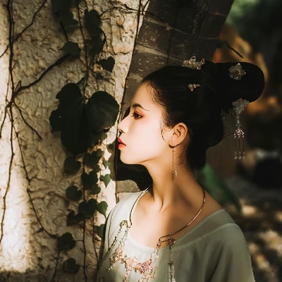 嬌艷帶折扇女生頭像，唯美古風真人頭像