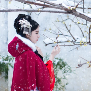紅衣白雪女生頭像，唯美古風真人頭像