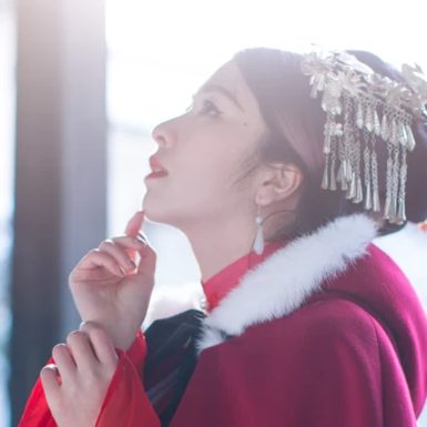 紅衣白雪女生頭像，唯美古風真人頭像