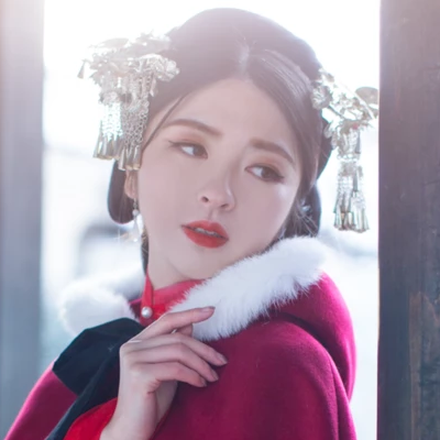 紅衣白雪女生頭像，唯美古風真人頭像