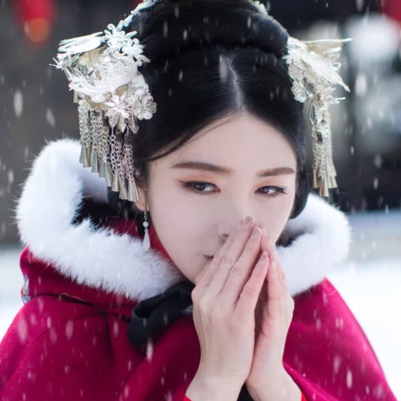 紅衣白雪女生頭像，唯美古風真人頭像