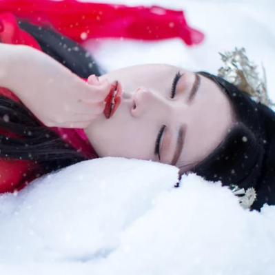 紅衣白雪女生頭像，唯美古風真人頭像