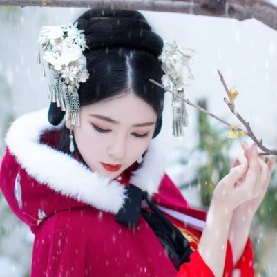 紅衣白雪女生頭像，唯美古風真人頭像