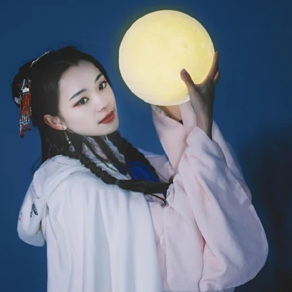 月色下拿燈女生頭像，唯美古風真人頭像