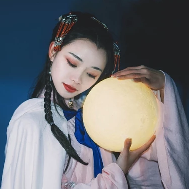 月色下拿燈女生頭像，唯美古風真人頭像