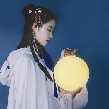 月色下拿燈女生頭像，唯美古風真人頭像