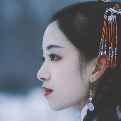 月色下拿燈女生頭像，唯美古風真人頭像