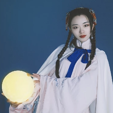 月色下拿燈女生頭像，唯美古風真人頭像