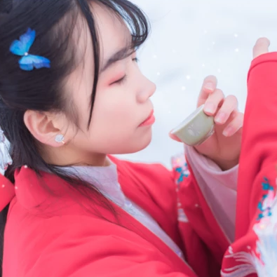 白雪紅衣女生頭像，唯美古風(fēng)真人頭像