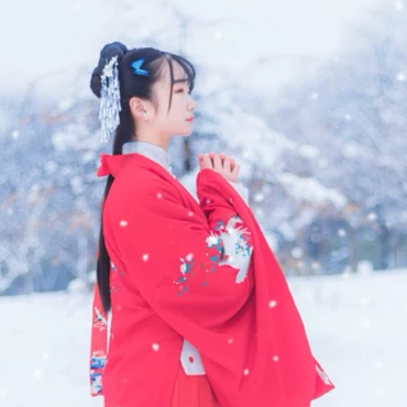 白雪紅衣女生頭像，唯美古風(fēng)真人頭像