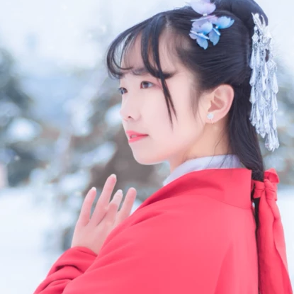 白雪紅衣女生頭像，唯美古風(fēng)真人頭像