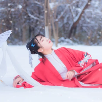 白雪紅衣女生頭像，唯美古風(fēng)真人頭像