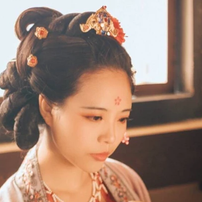 古典梅花妝女生頭像，唯美古風真人頭像