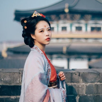 古典梅花妝女生頭像，唯美古風真人頭像