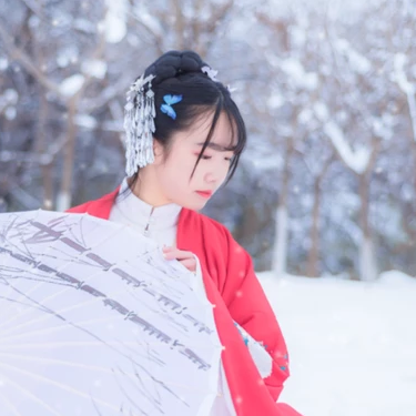 白雪紅衣女生頭像，唯美古風真人頭像