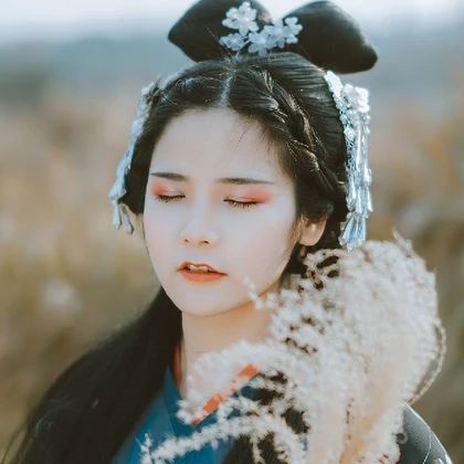 蘆葦飄揚女生頭像，唯美古風真人頭像