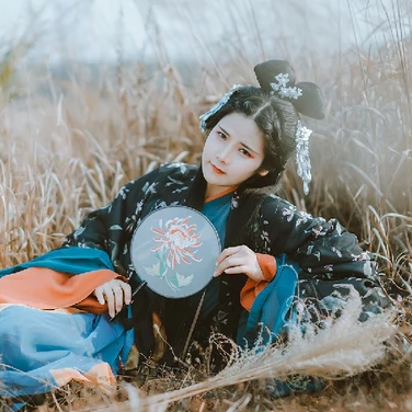 蘆葦飄揚女生頭像，唯美古風真人頭像