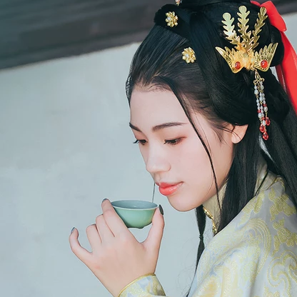 樹蔭帶團扇女生頭像，唯美古風真人頭像