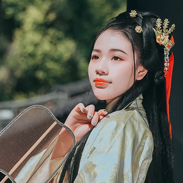 樹蔭帶團扇女生頭像，唯美古風真人頭像