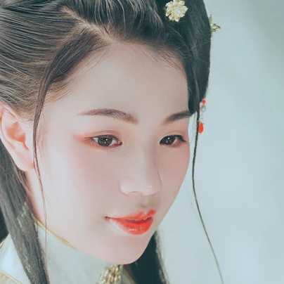 樹蔭帶團扇女生頭像，唯美古風真人頭像