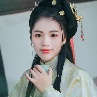 樹蔭帶團扇女生頭像，唯美古風真人頭像