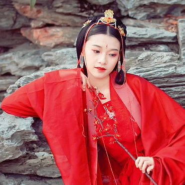 紅梅紅衣女生頭像，唯美古風真人頭像