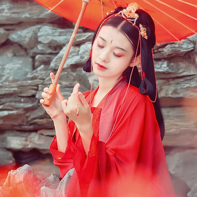 紅梅紅衣女生頭像，唯美古風真人頭像