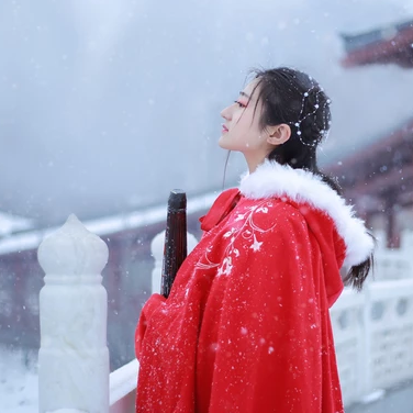 雪飄飄紅衣帶傘女生頭像，唯美古風真人頭像