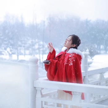 雪飄飄紅衣帶傘女生頭像，唯美古風真人頭像