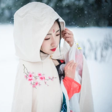 雪地帶披風女生頭像，唯美古風真人頭像
