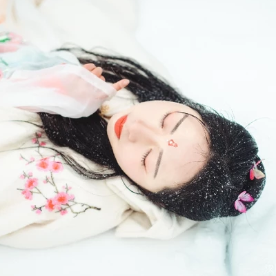雪地帶披風女生頭像，唯美古風真人頭像