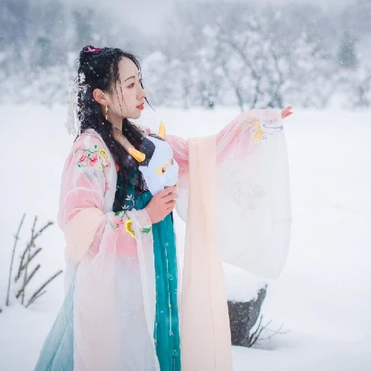 雪地帶披風女生頭像，唯美古風真人頭像