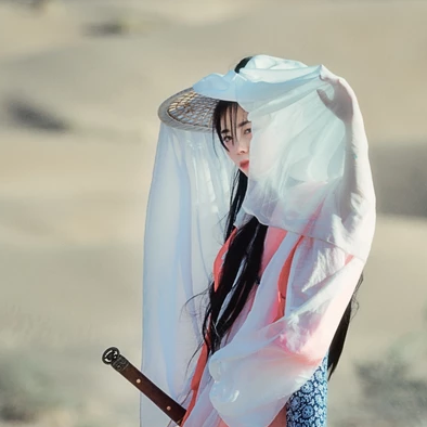 文藝俠客帶兵器女生頭像，唯美古風真人頭像