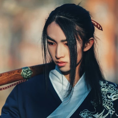 霸氣帶兵器男生頭像，唯美古風真人頭像