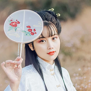 秋落意境帶團扇女生頭像，唯美古風真人頭像