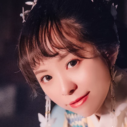 月夜帶團扇女生頭像，唯美古風真人頭像