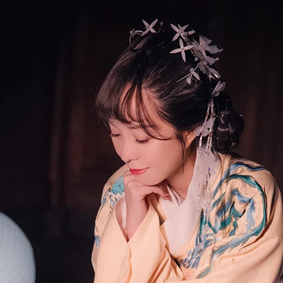 月夜帶團扇女生頭像，唯美古風真人頭像