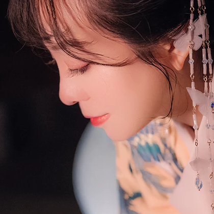 月夜帶團扇女生頭像，唯美古風真人頭像