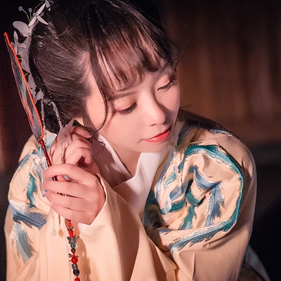 月夜帶團扇女生頭像，唯美古風真人頭像