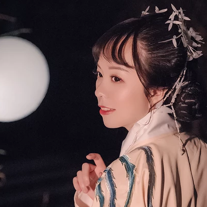 月夜帶團扇女生頭像，唯美古風真人頭像